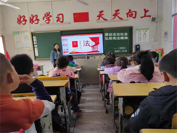 瑞塔铺小学举行“弘扬宪法精神，建设法治校园”主题教育活动