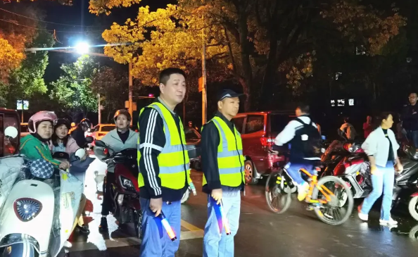 桑植县第一中学：暖心护学岗 守护平安路